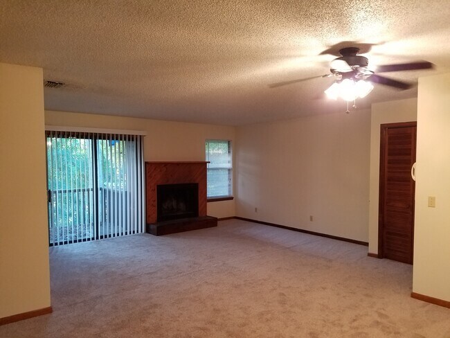 Foto del edificio - $1450 - 3/2/1 - MOVE IN SPECIAL  - Upstair...
