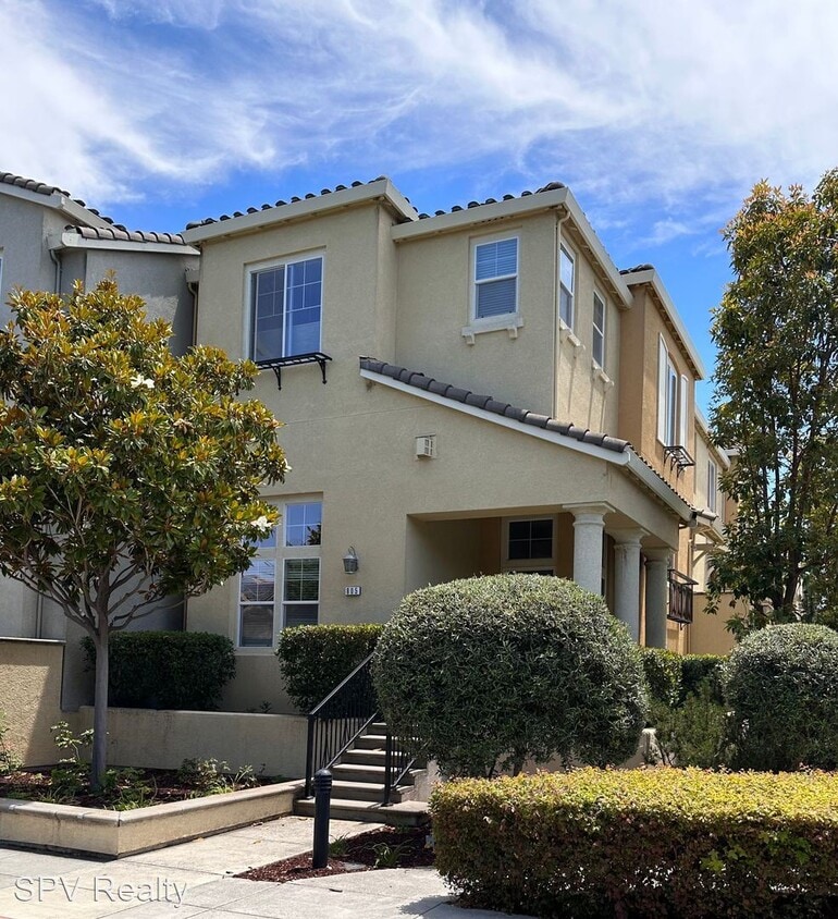 4 br, 3.5 bath House 20320 Town Center L... House Rental in