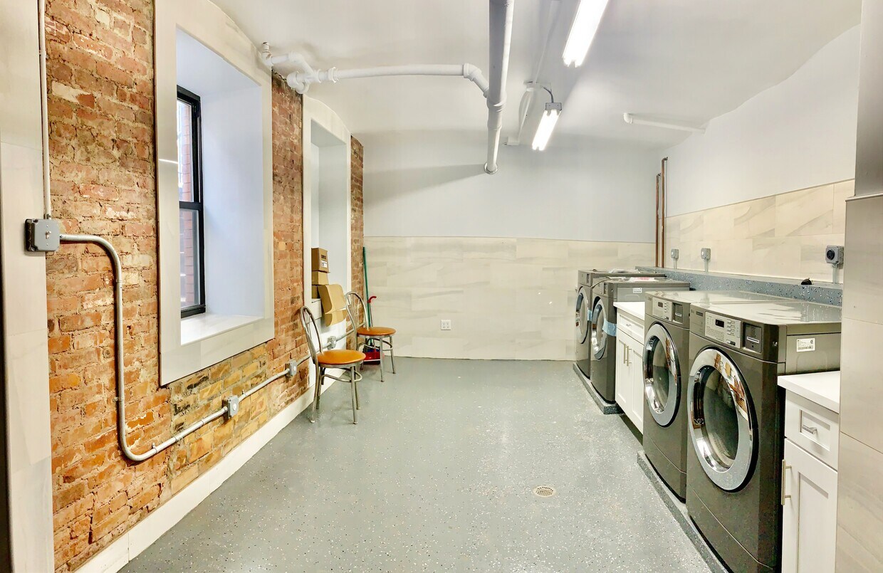 Primary Photo - 463 W 43rd St