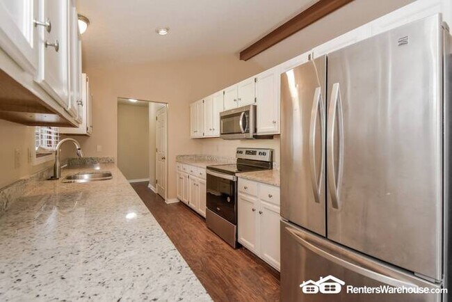 Building Photo - PRICE DROP! Beautifully Updated 3BR/2.5 BA...