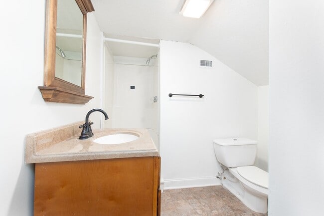 Building Photo - Spacious 4 Bed / 2 Bath Home with Garage & Fenced Backyard in Central Temple
