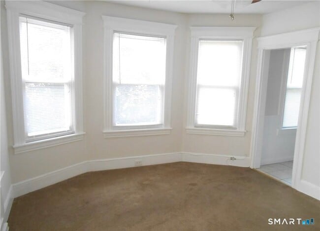 Building Photo - 166 Booth St