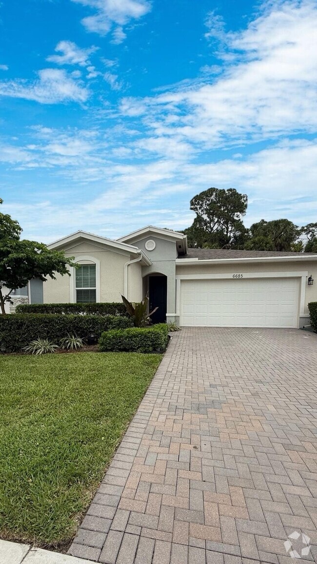 Building Photo - 6685 Pointe of Woods Dr