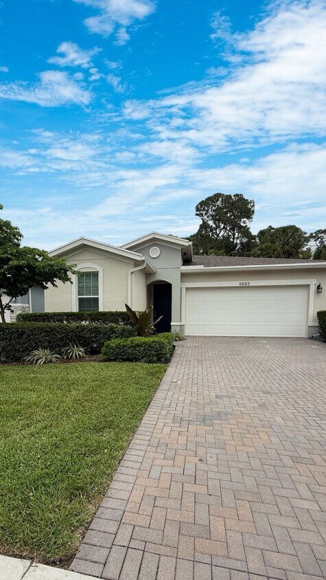 Foto principal - 6685 Pointe of Woods Dr