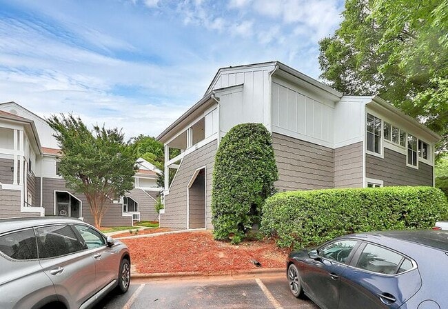 Foto del edificio - Bright 2BD/2BA Tennis Villa at Lake Norman!