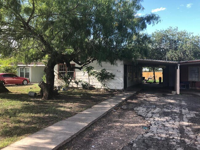 Foto del edificio - 215 Adkins Dr