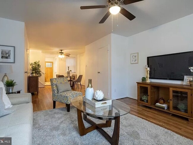 Building Photo - huge, bright 3 bed 1.5 bath with private p...