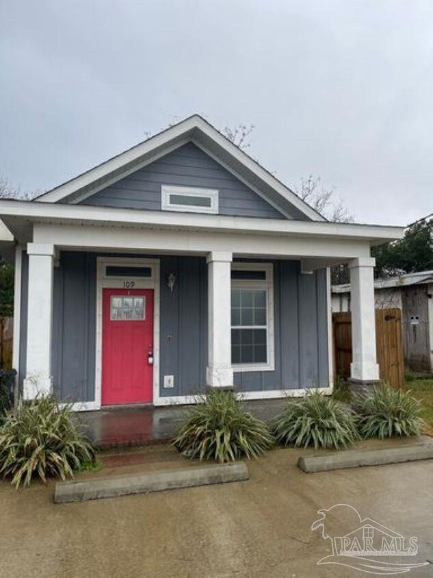 Primary Photo - 109 E Texar Dr