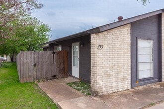 Building Photo - 2204 Wheeler Ave
