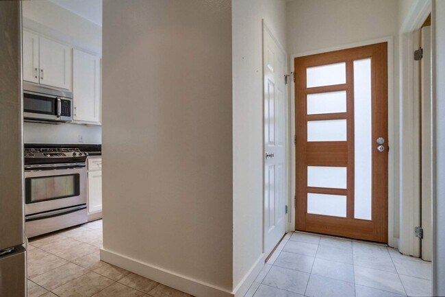 Foto del edificio - 852 N Poinsettia Pl