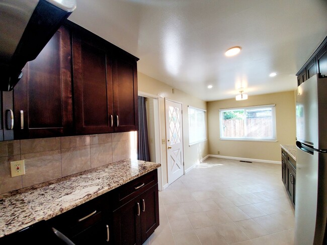 Building Photo - Lovely 3 bedroom 2 bath duplex with private garage and backyard