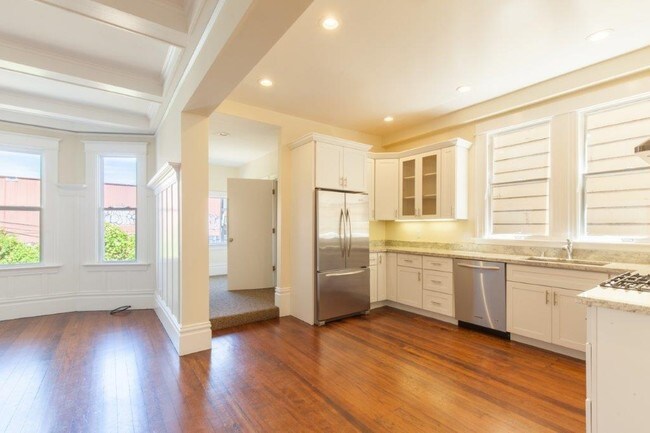 Building Photo - 257 S Van Ness Ave