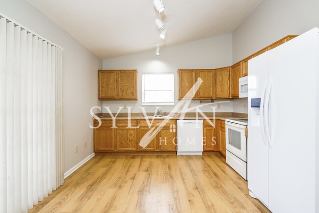 Building Photo - Feel right at home in this charming 3 bedroom