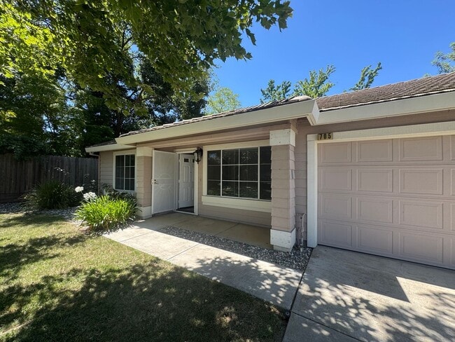 Building Photo - 3 bed / 2 Bath | West Roseville Home Avail...