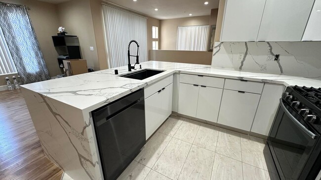 Building Photo - SPECIOUS 2 BED 2 BATH CONDO WITH ATTACHED ...
