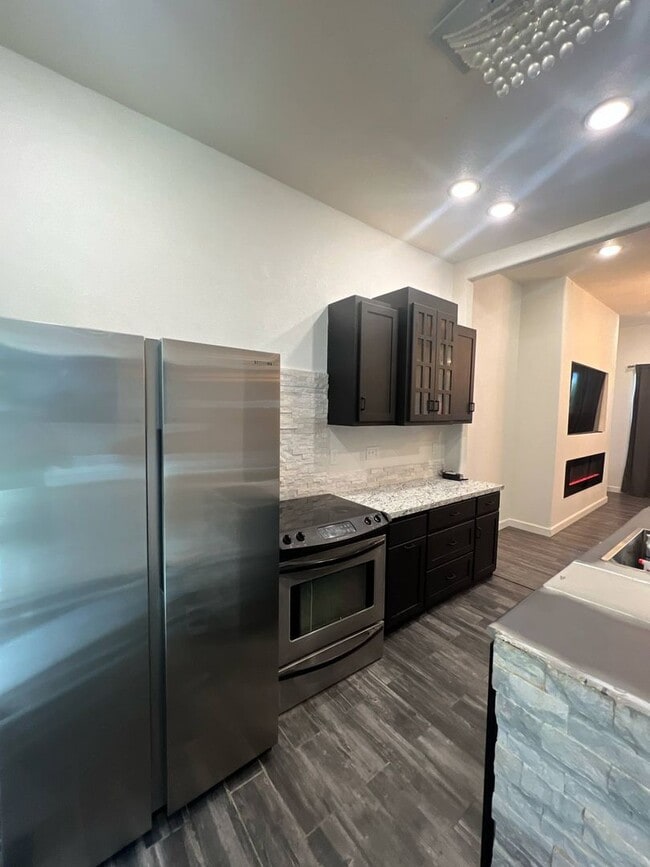 Building Photo - COMING SOON: BEAUTIFUL MODERN 2 BEDROOM / 1 BATHROOM WITH FENCED IN YARD CLOSE TO HOSPITALS IN JO...