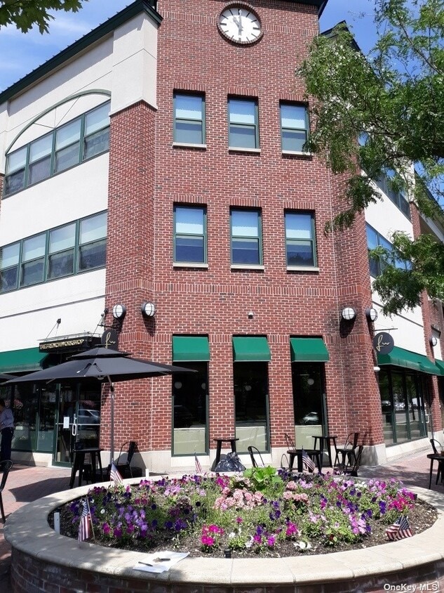 191 7th St Unit 202, Garden City, NY 11530 Room for Rent in Garden