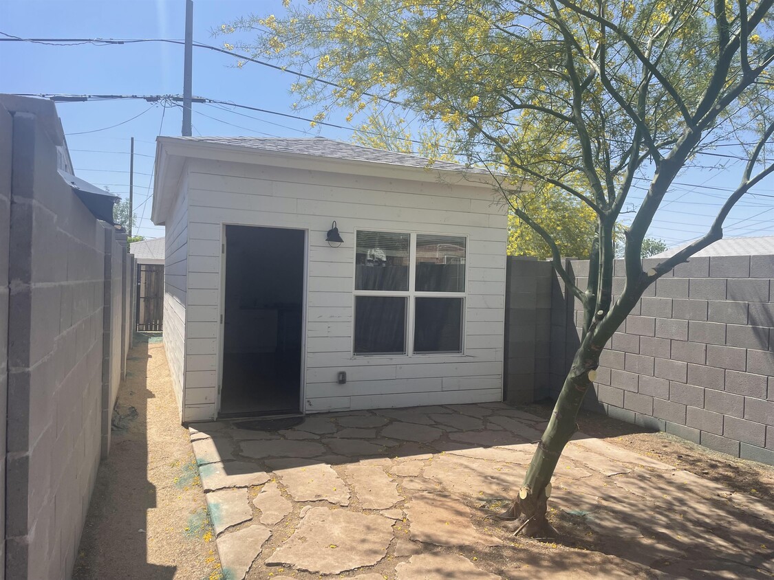 Primary Photo - 1523 E Cambridge Ave