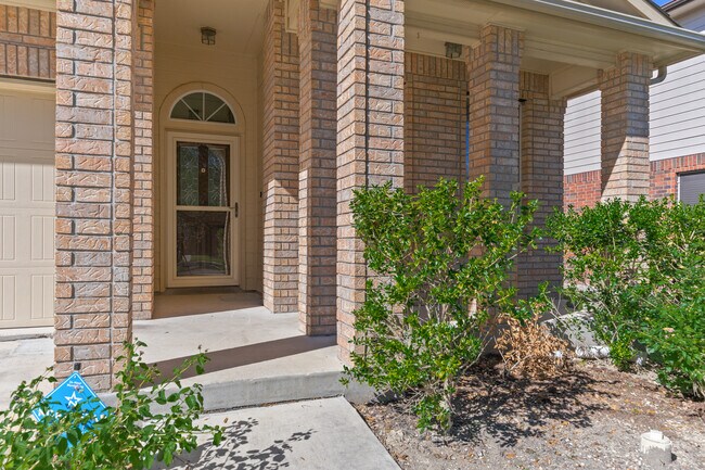 Foto del edificio - Spacious 4-Bed Home with Island Kitchen, Private Patio & Fenced Yard in Schertz