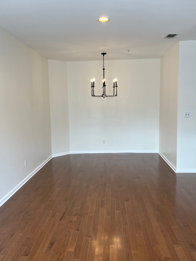 Building Photo - 516 Brittany Dr