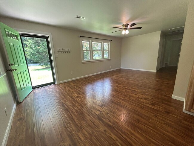 Foto del edificio - Ranch Style Home in Prime Location