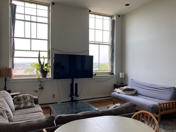 Foto principal - 350 W 4th St