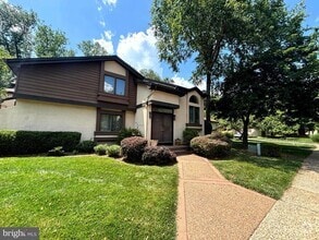 Building Photo - 514 Sayre Dr
