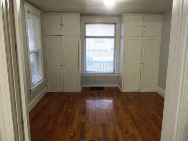 Building Photo - 913 W Grove St