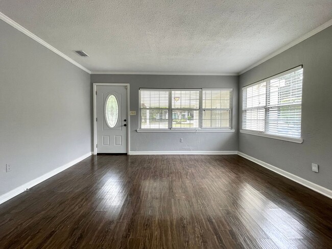 Building Photo - Renovated 2 bed/2 bath home located in the...