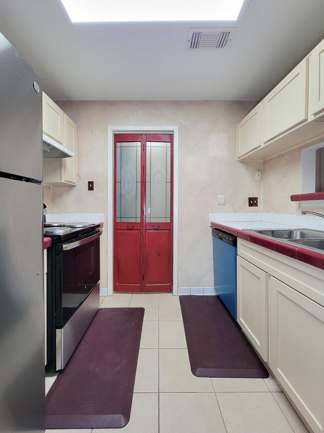 Foto del edificio - This corner unit is great because being on the end unit is more private and there are no condo's ...