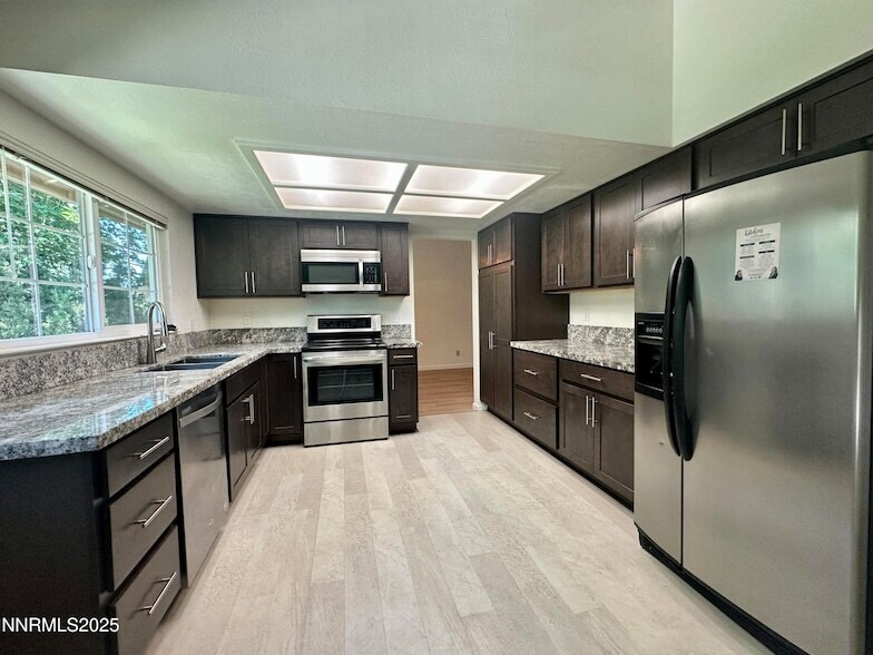 Foto principal - 1965 Woodtrail Dr