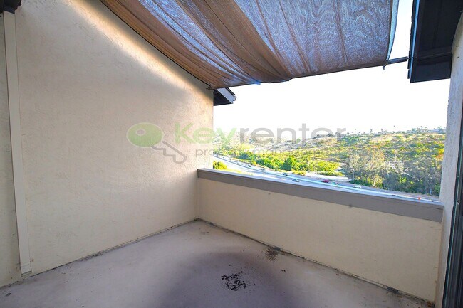 Foto del edificio - La Mesa | Rancho San Diego | End unit Cond...
