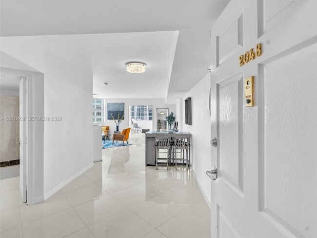 Building Photo - 825 Brickell Bay Dr