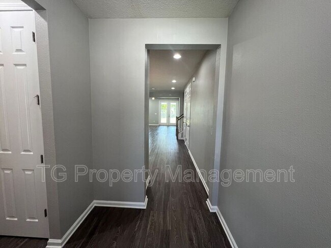 Foto del edificio - 15013 Russell Bridge Dr