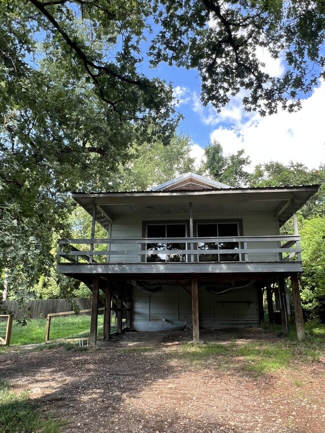 Building Photo - 20973 Lakeview Dr
