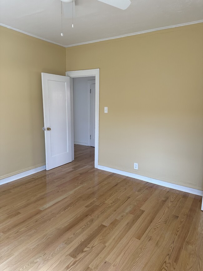 Building Photo - 6865 S Crandon Ave