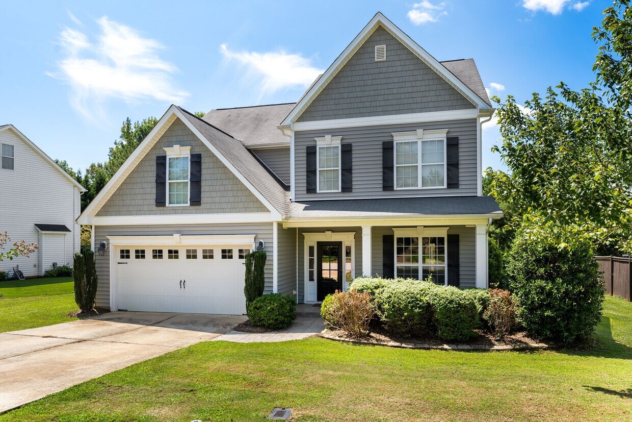 Primary Photo - Stunning and HUGE 5Bed/3Bath in Holly Spri...