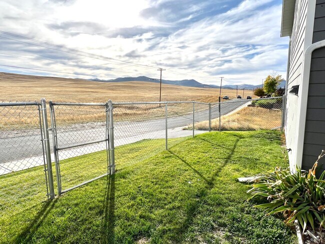 Foto del edificio - 2 Bed 1.5 Bath Town House W/ Attached Garage!