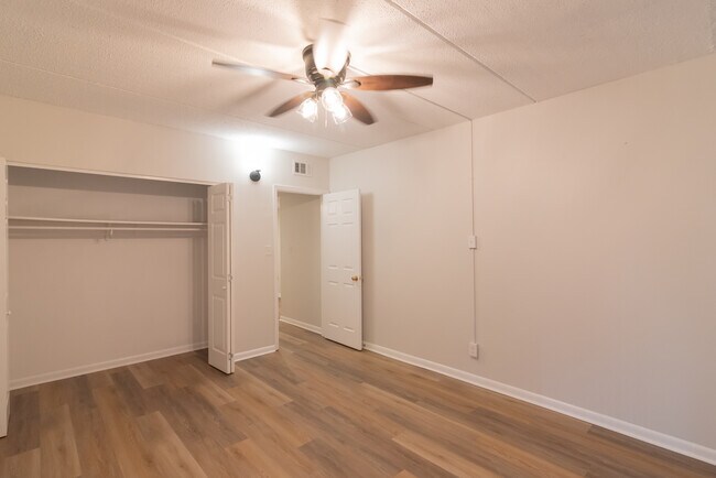 Foto del edificio - 830 E Park Ave