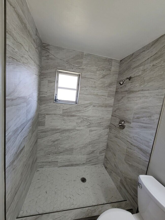 Building Photo - Duplex with pool for rent