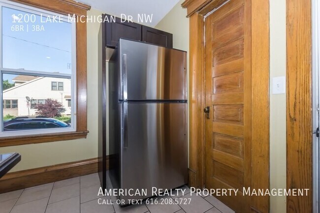 Foto del edificio - 1200 Lake Michigan Dr NW