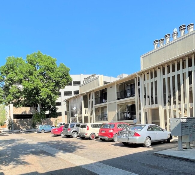 Building Photo - 1209 W Plum St