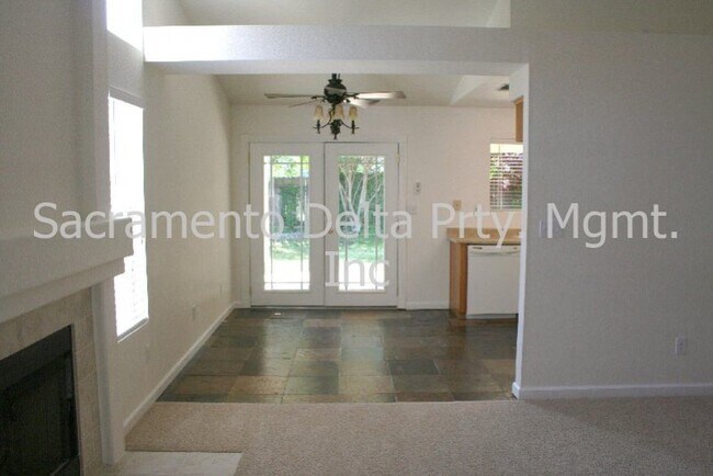 Building Photo - 2 Bd 2 Ba Home with a Den!