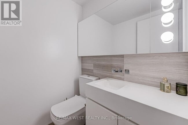 Building Photo - 45 Charles St E