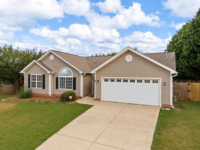 Building Photo - Charming Single-Level 3 BR, 2 BA Home with...