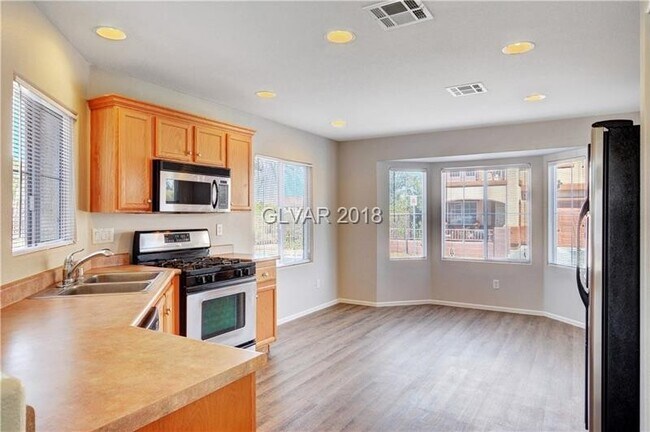 Building Photo - 3 BED 2.5 BATH GATED COMMUNITY WITH BEAUTI...