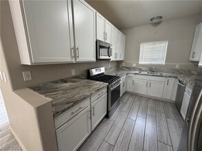 Building Photo - 1900 N Torrey Pines Dr
