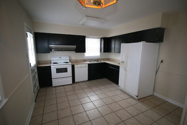Foto del edificio - 402 Greenlawn Ct
