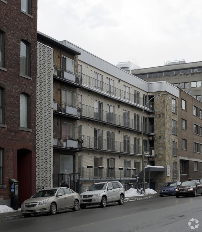 Building Photo - 60 Av des Pins O