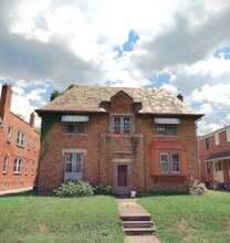 Building Photo - 2366 Glenmawr Ave